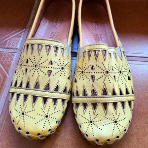 Size 40 / Brand New Never Worn /100% Leather / Beautifully detailed